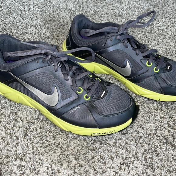 Nike Shoes - Nike Flywire Sz 7 shoes GUC)